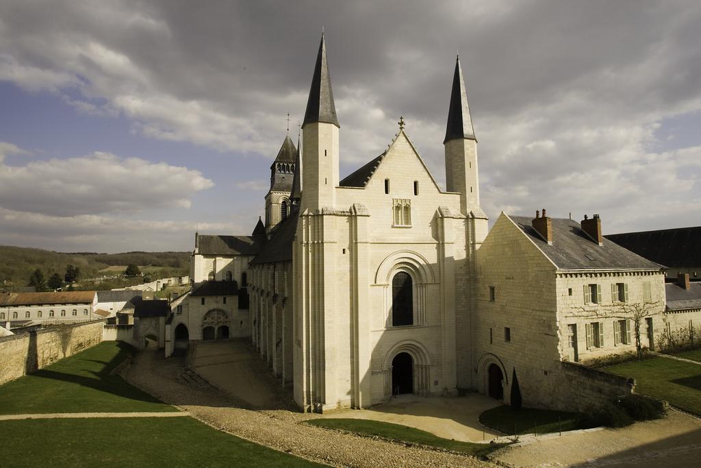Logis Hotel La Croix Blanche Fontevraud Екстериор снимка